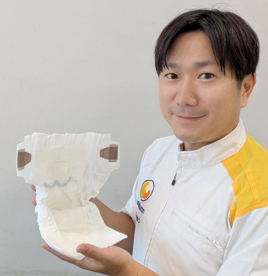 おむつを持つ大窪さん