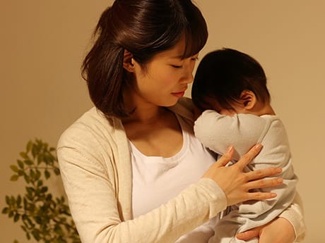 泣いている赤ちゃんを見ると ママ・パパまで悲しくなるのは赤ちゃんの気持ちにママ・パパ本人が影響されるため。