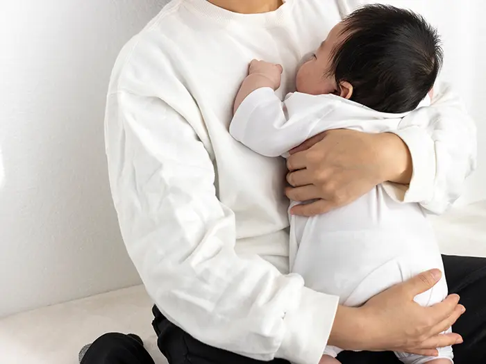 新生児の抱っこの仕方「縦抱き」