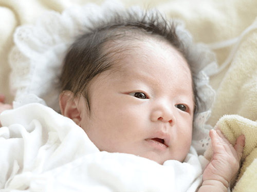 生後2ヶ月の赤ちゃんの特徴を医師が解説 睡眠時間や授乳間隔は おむつのムーニー 公式 ユニ チャーム