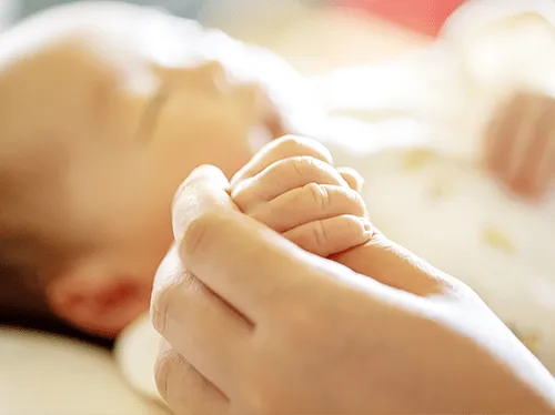 新生児期っていつまで？育児のポイントや注意点、乳児期との違いについて解説！
