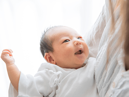 生後1ヶ月の赤ちゃんの特徴は？お世話のポイントや注意点を解説