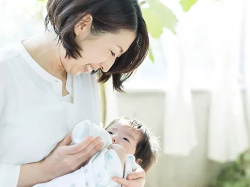 初めての授乳(ミルク)| 飲ませ方のコツや手順