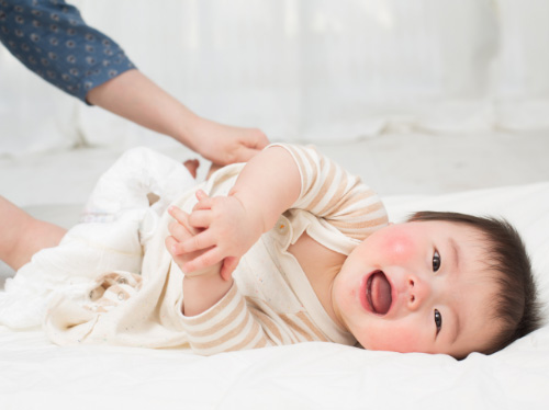 赤ちゃんのおむつ替えの頻度とタイミングはどうする？流れと気を付けたいポイントについても徹底解説！ 