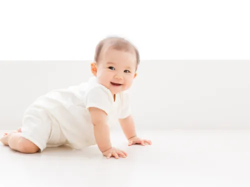 赤ちゃんのハイハイはいつから？重要性やはじめる前兆、練習方法まで解説