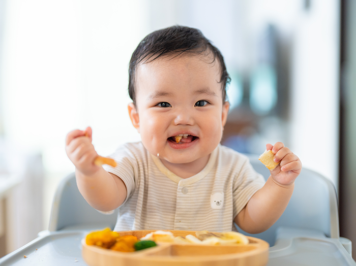 離乳食後期(生後9〜11ヶ月)の進め方やレシピを紹介!何回あげるべき?量は?【管理栄養士監修】