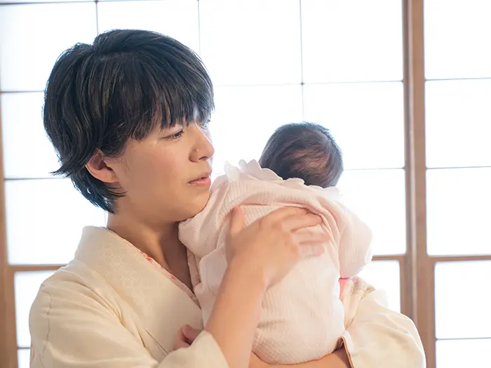 【医師監修】新生児のゲップの上手な出し方を解説　いつまで必要？しないで寝ても大丈夫？