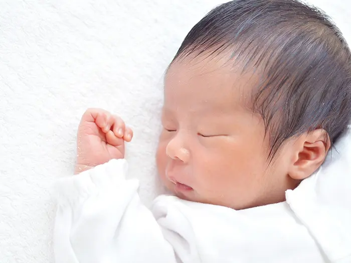 【医師監修】新生児の体重増加の目安とは？どれくらいが正常？増えすぎ？