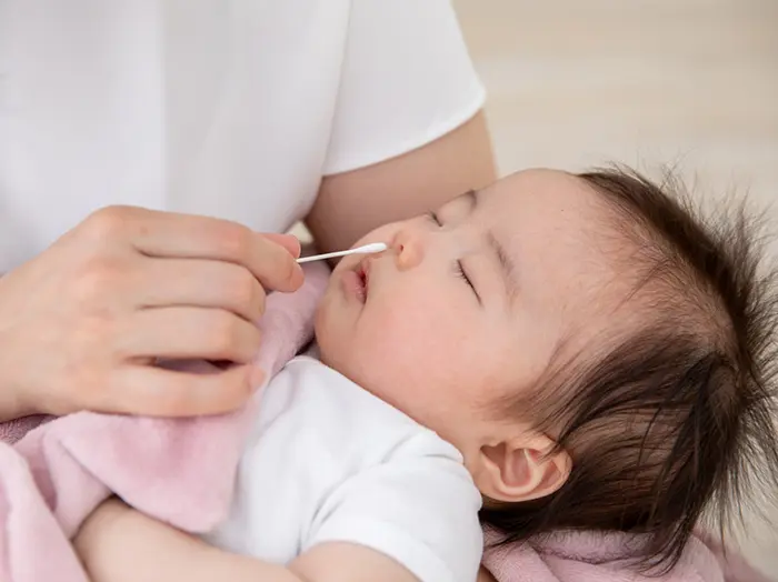 新生児の鼻づまりの原因は？フガフガ音がするのはなぜ？病院に行く目安や対処法を解説【医師監修】