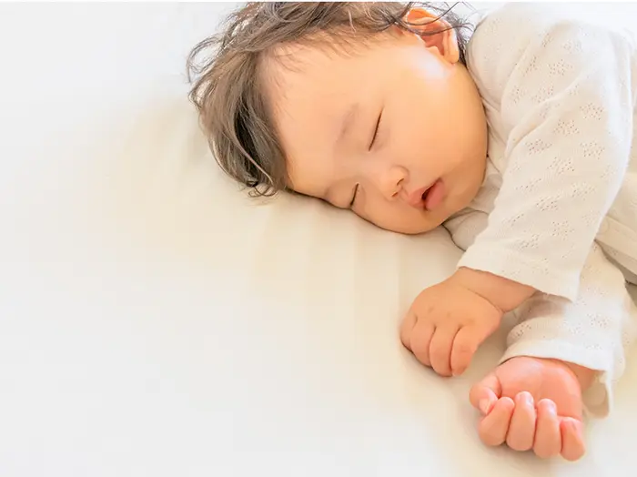 【医師監修】赤ちゃんに快適な温度と湿度の目安は?暑い時・寒い時のサインまでを解説