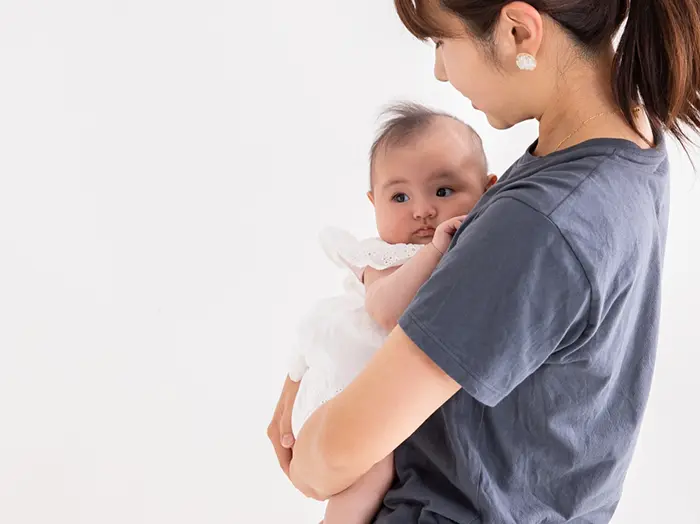 【医師監修】新生児の抱っこの仕方 赤ちゃんが安心できる正しい抱き方を解説