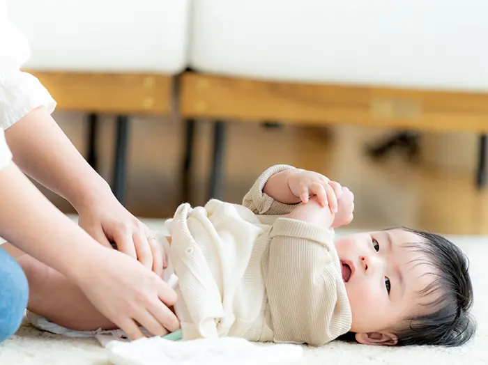 【開発者監修】おむつのLサイズはいつからいつまで？体重の目安とサイズアップのサインについて解説