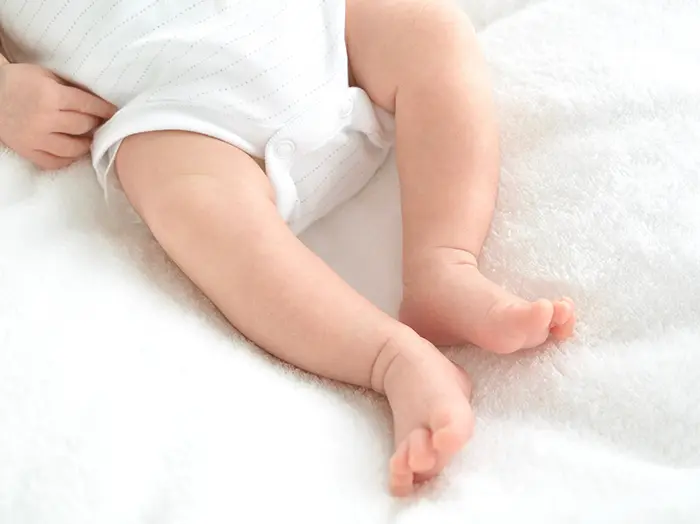 【医師監修】新生児のうんちに含まれるつぶつぶの正体は？健康・要注意なうんちの特徴も