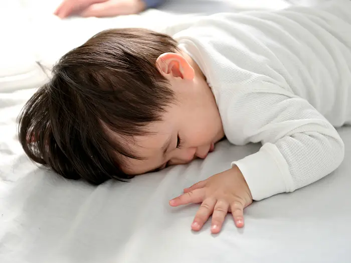 【医師監修】赤ちゃんの寝かしつけ方法｜月齢・年齢別のポイントやNG行為を解説