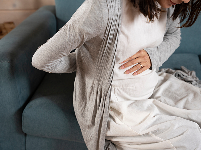 妊娠初期の腹痛の原因とは？注意が必要なサインや対処法をわかりやすく解説