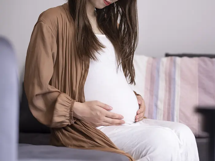 臨月に起こる下痢は出産の兆候?理由や病院の受診が必要な症状を解説【医師監修】