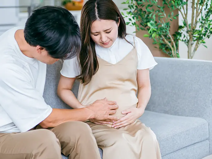 胎動が痛い原因は?対処法や病院を受診するべき症状も紹介【医師監修】