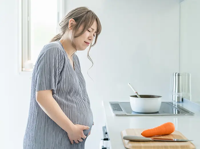 妊娠後期におなかの張りを感じる原因とは?対処法や受診した方がいいケースを紹介【医師監修】