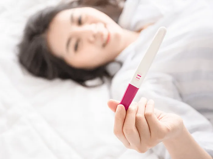 妊娠検査薬はいつどうやって使う?病院へ行く最適なタイミングや注意点を解説